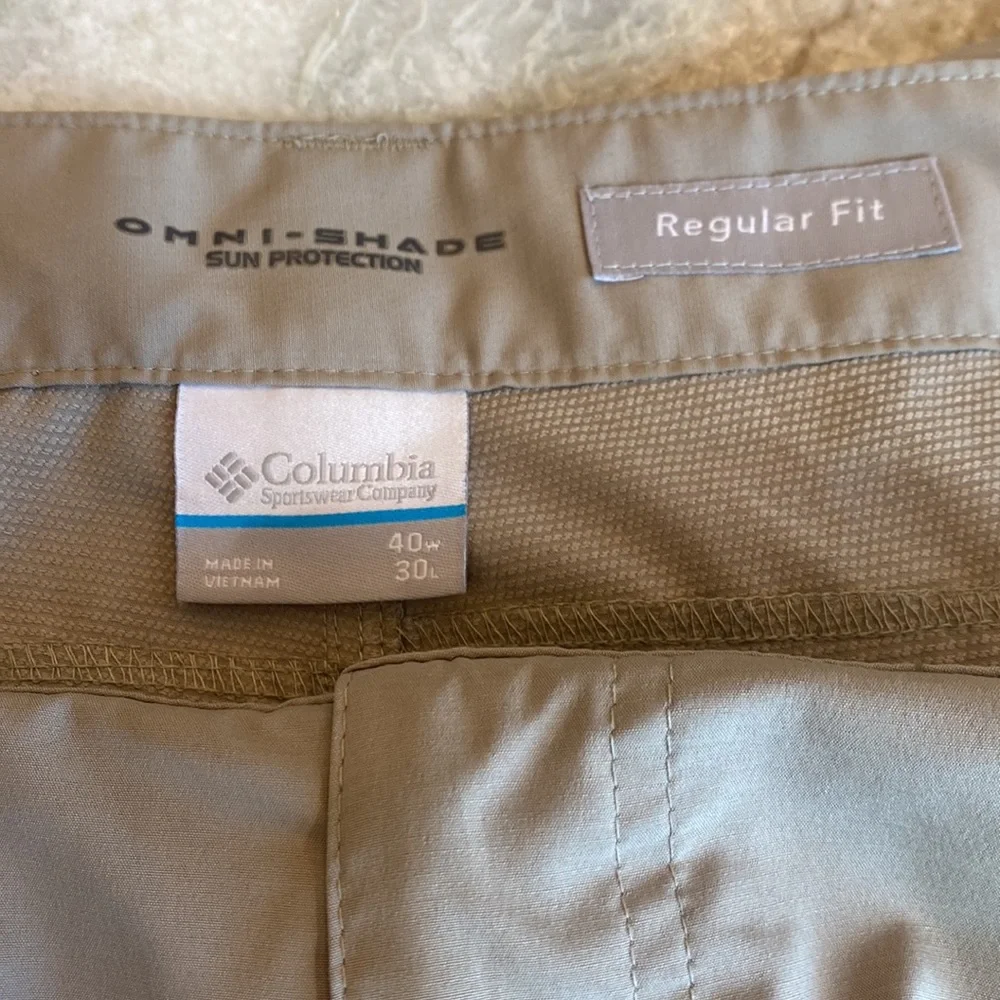 COLUMBIA OMNI SHADE light weight khaki’s